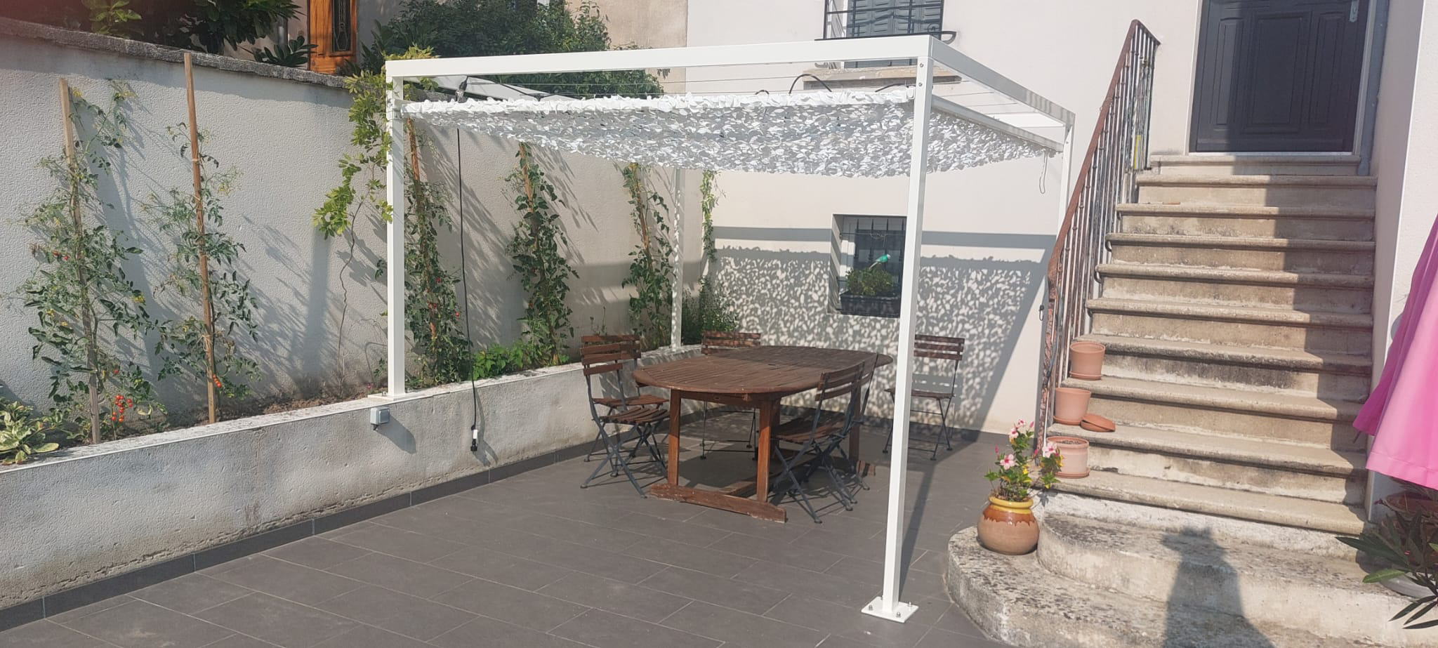 Pergola 3m x 3m pouvant s'étendre à 4,5mx3m grâce à son cadre mobile. Réalisation en acier.