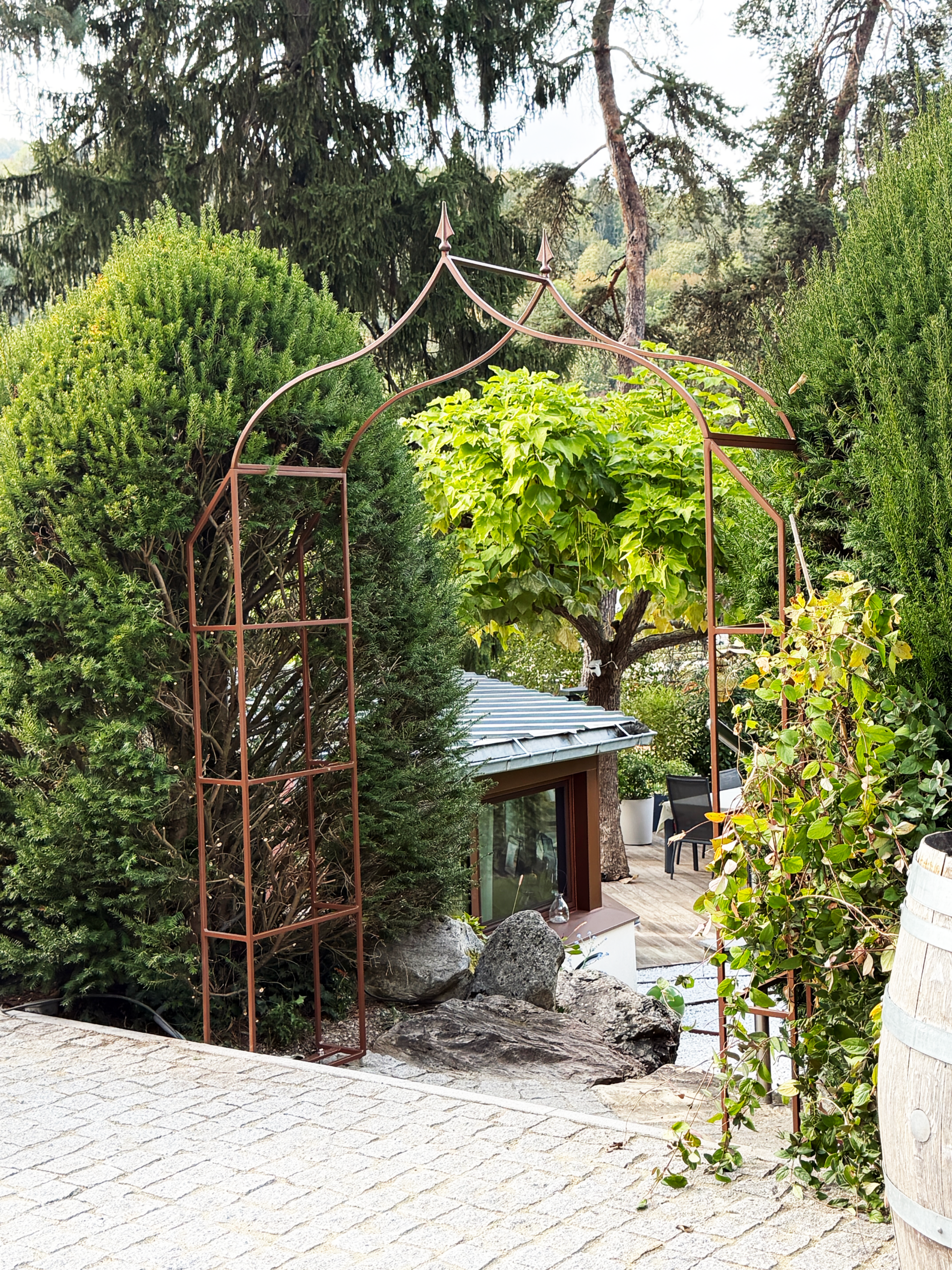 arche_jardin_.uriage arche en métal corten dans un jardin